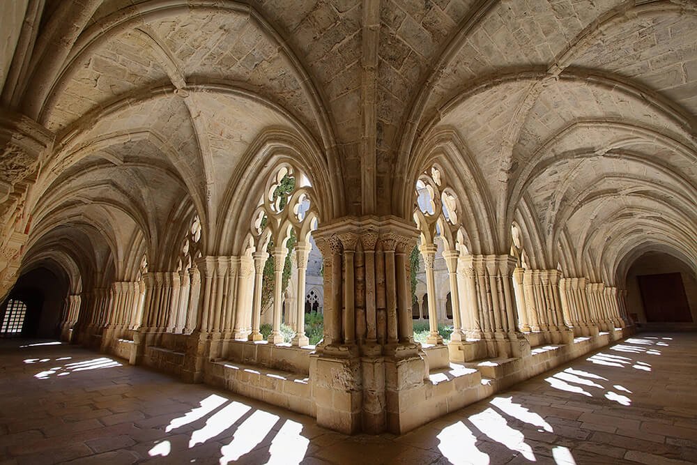 detail-of-the-cloister-of-santa-maria-de-poblet-mo-2021-08-26-16-29-56-utc.jpg